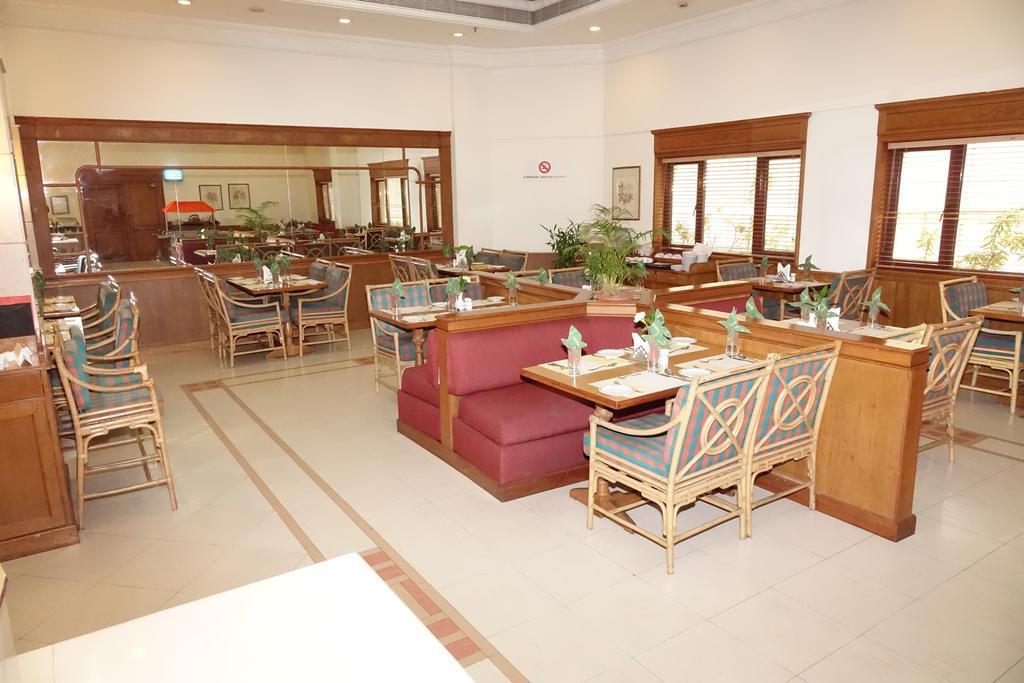 โรงแรมอาบัด เอเทรียม Kochi ภายนอก รูปภาพ