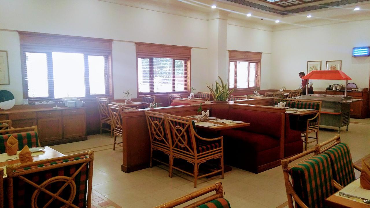 โรงแรมอาบัด เอเทรียม Kochi ภายนอก รูปภาพ